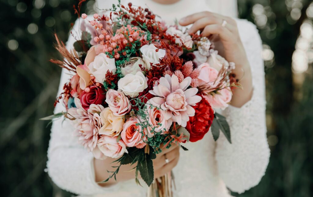 Mariée avec bouquet de fleurs