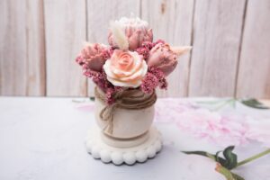 Bouquet de fondants ou bougie parfumée dans son pot étoilé en plâtre de Paris
