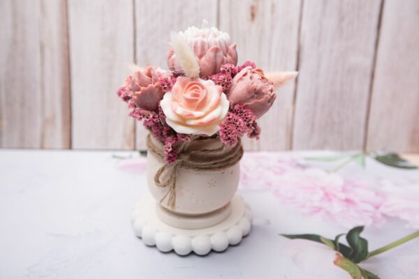 Bouquet de fondants ou bougie parfumée dans son pot étoilé en plâtre de Paris