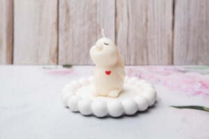 Bougie lapin orné d'un petit cœur rouge