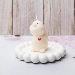 Bougie lapin orné d'un petit cœur rouge