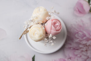Pot de 3 Roses Non Parfumées, roses, fleurs, cire de soja, déco mariage, Caen, bougie, la bougie caennaise, normandie
